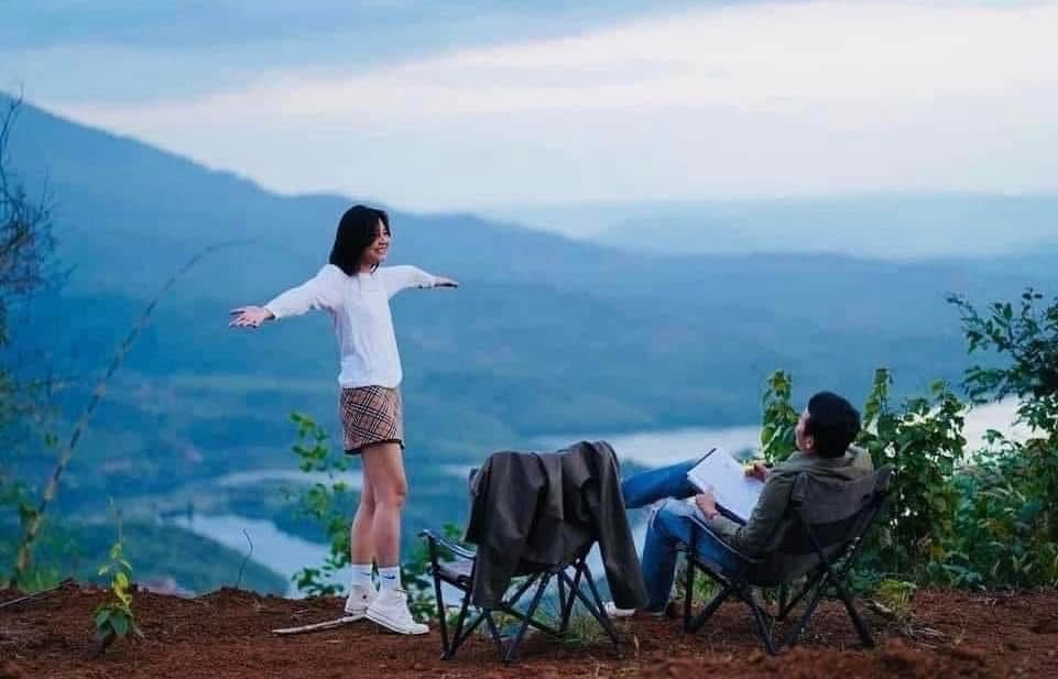 Cắm trại trên đồi bên hồ