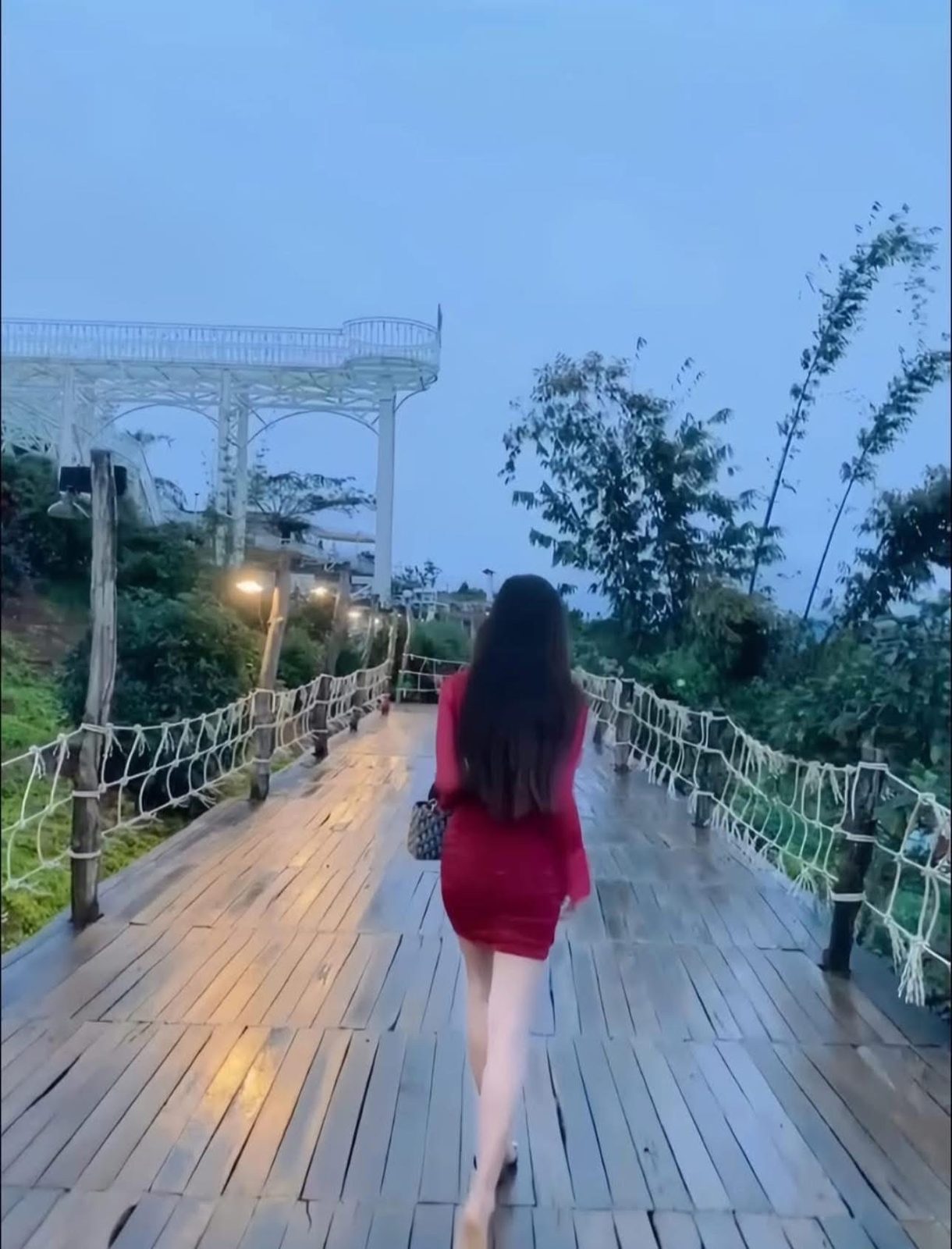 Lối đi gỗ lúc chiều xuống