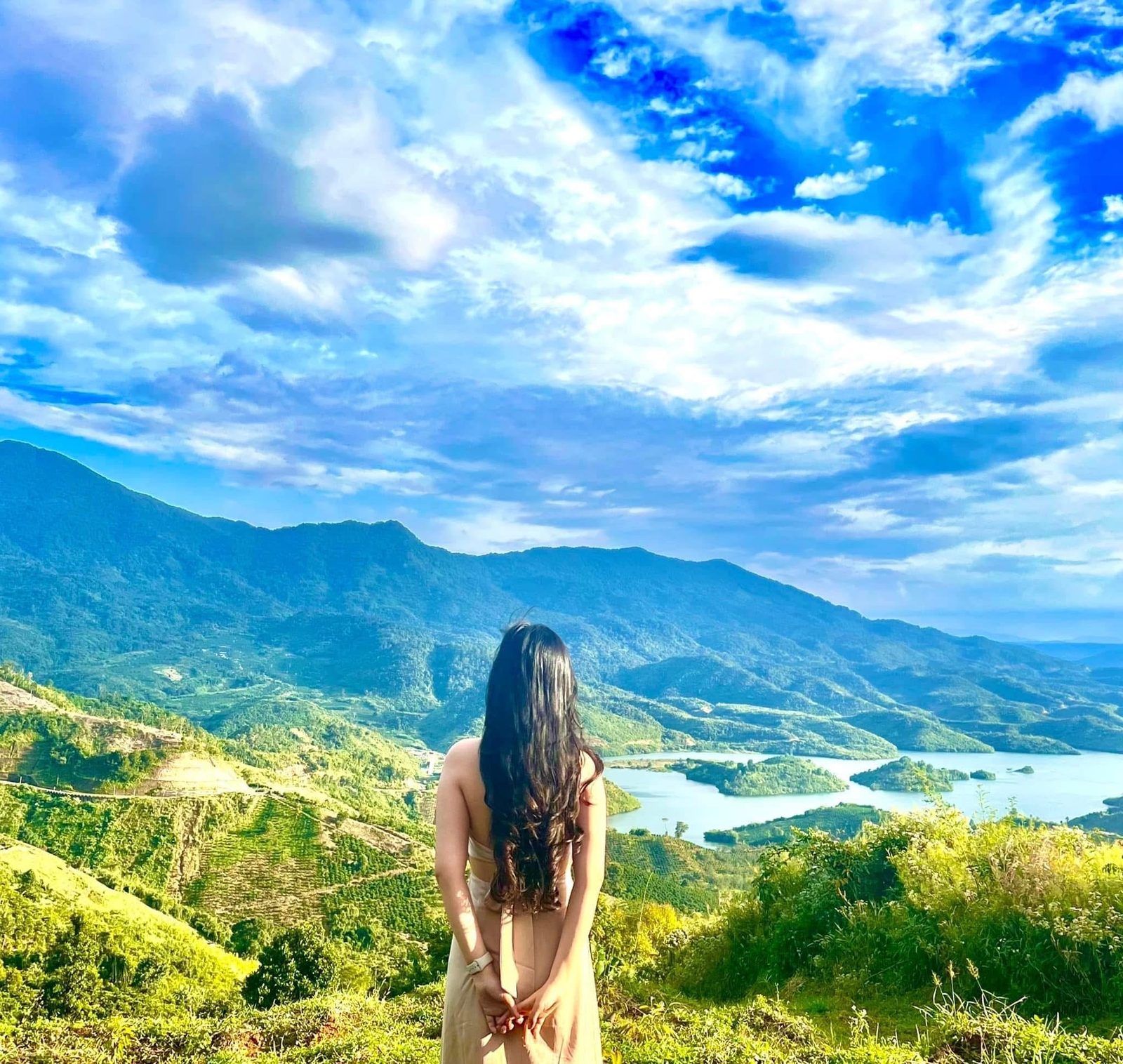 Mây trắng và núi rừng quanh hồ